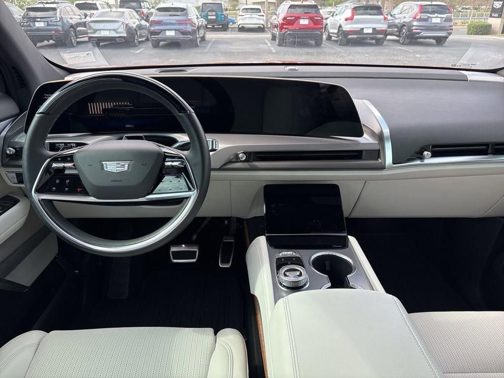 Used 2026 Cadillac Vistiq Luxury w/ LPO, Premium Carpet Package image 14