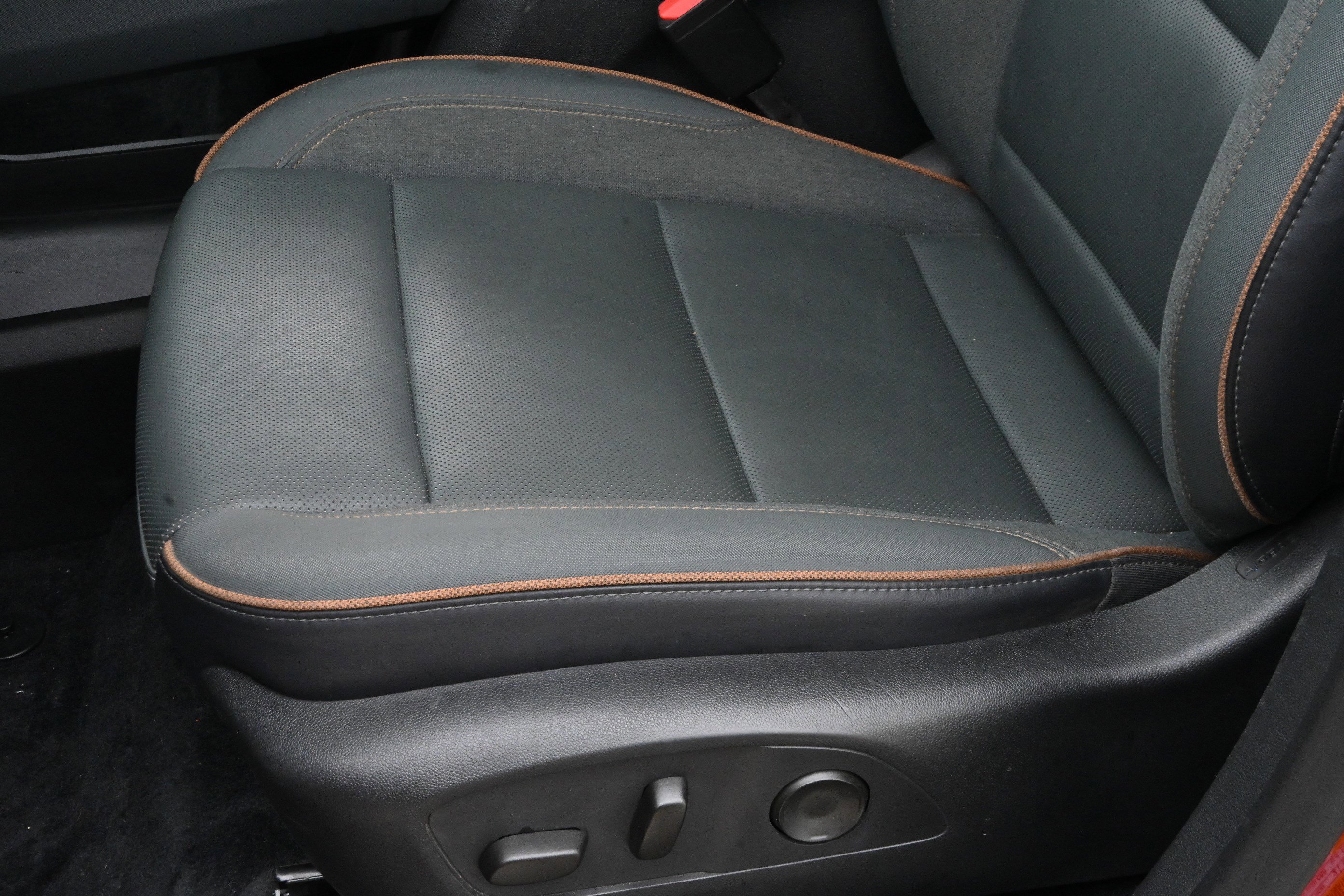 Used 2024 GMC Acadia AT4 w/ Luxury Package image 28