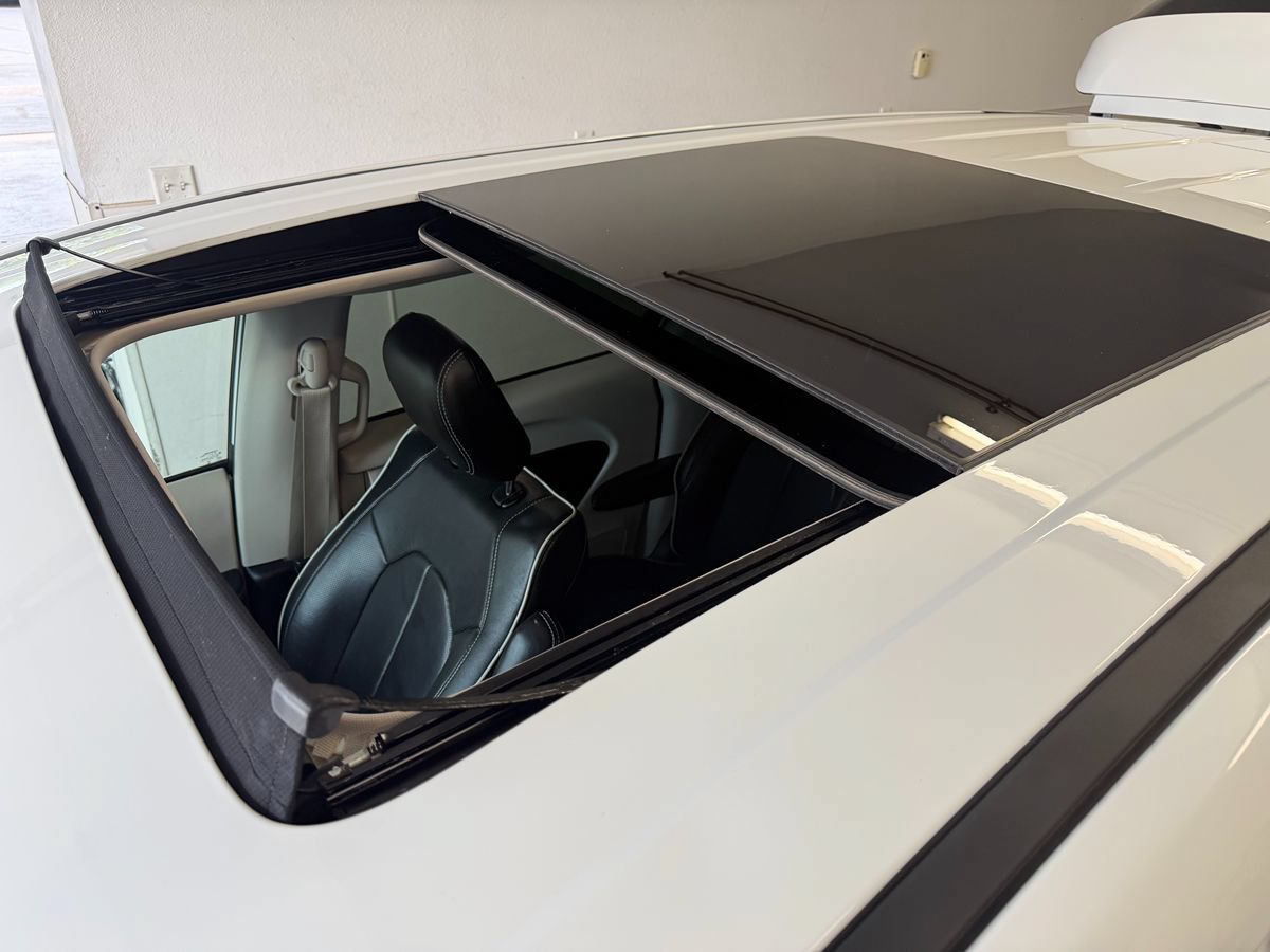 Used 2023 Chrysler Pacifica Limited FWD image 31