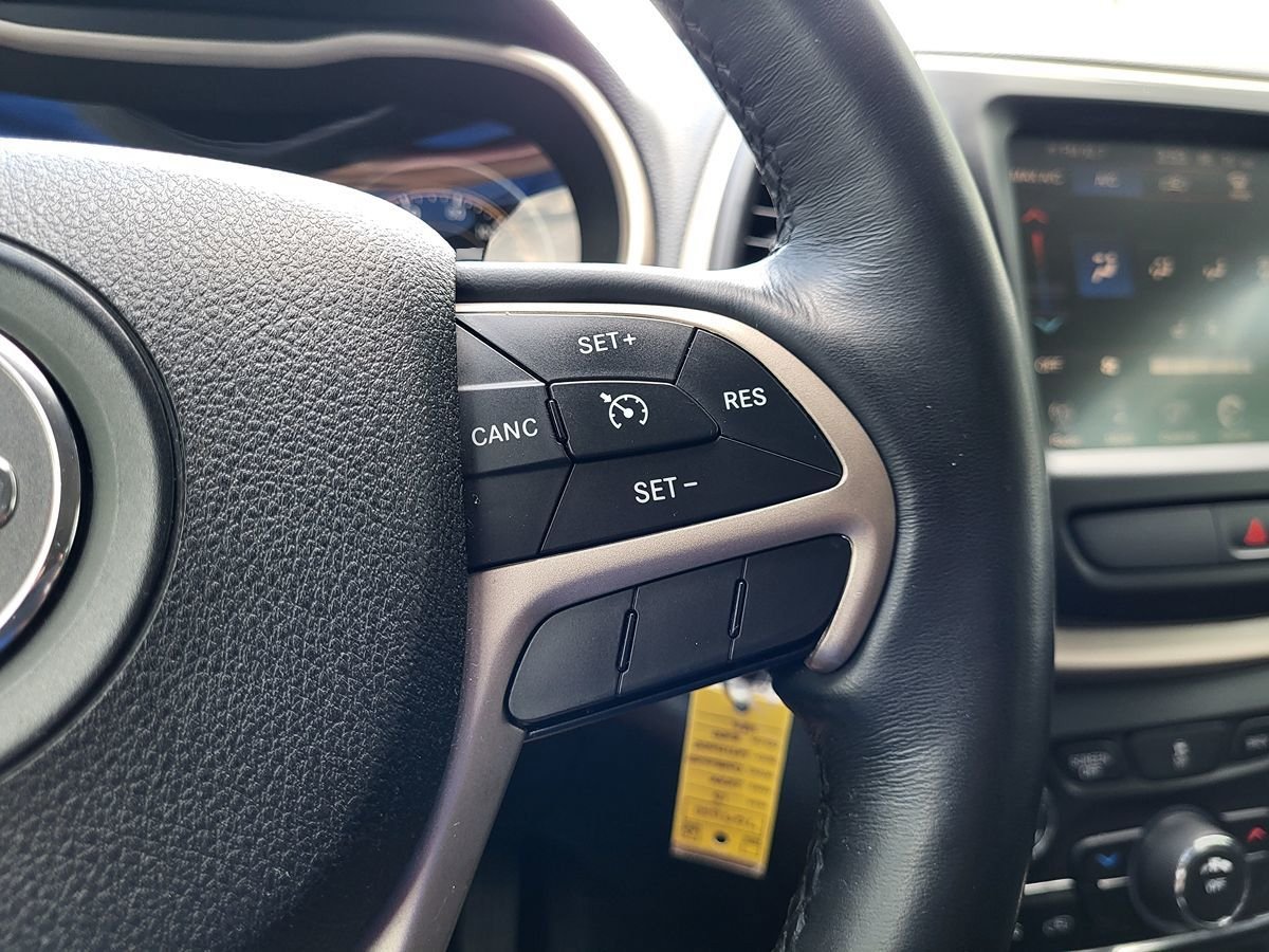 Used 2015 Jeep Cherokee Latitude w/ Cold Weather Group AWD/4WD image 24