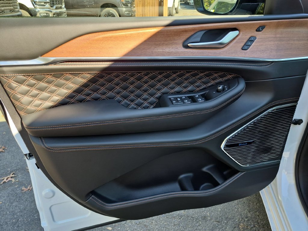 New 2027 Jeep Grand Cherokee Summit AWD/4WD image 11