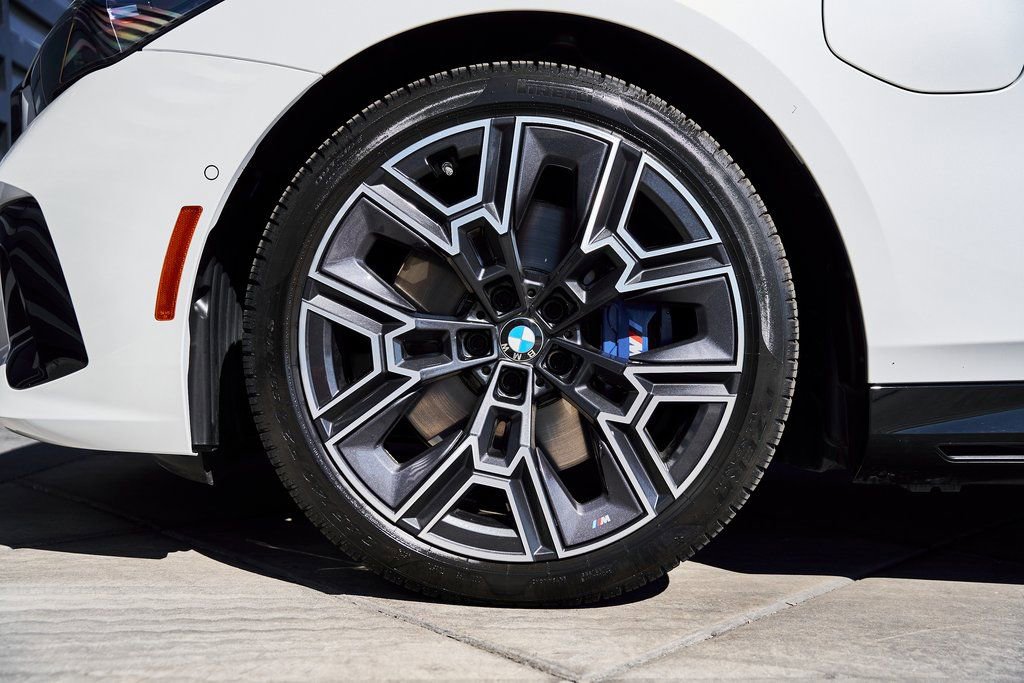 Used 2026 BMW 550e xDrive image 3