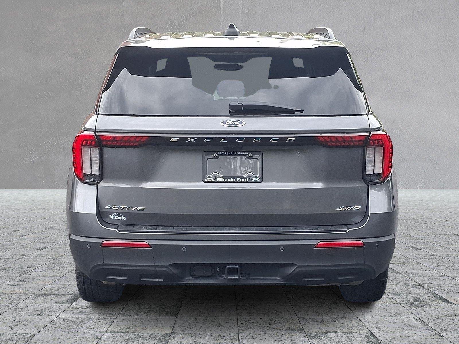 Used 2025 Ford Explorer Active AWD/4WD image 5