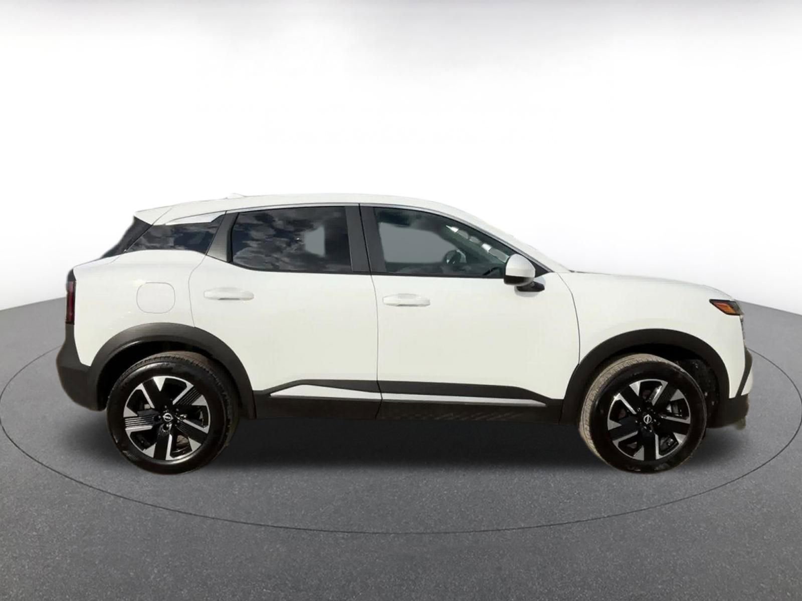 Used 2025 Nissan Kicks SV AWD/4WD image 16