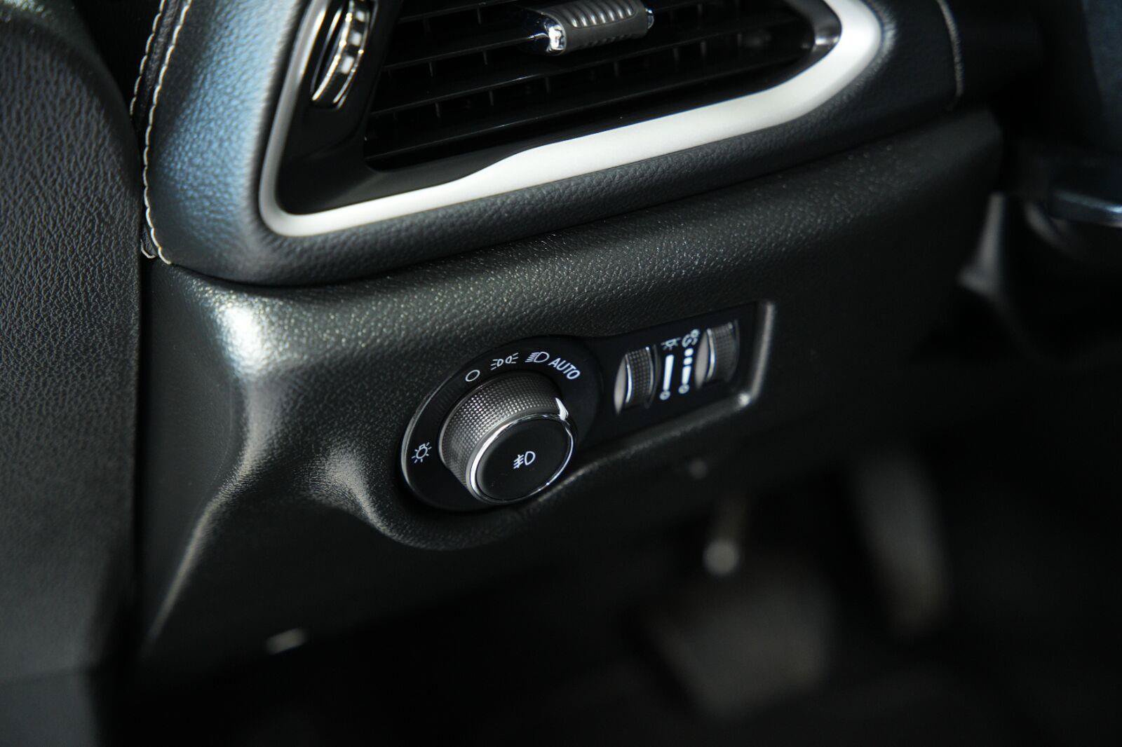 Used 2024 Chrysler Pacifica Limited FWD image 37
