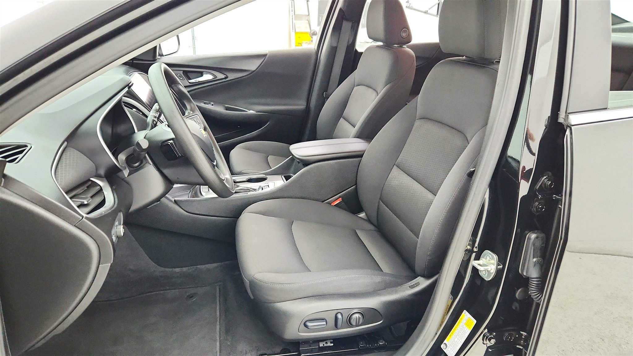 Used 2025 Chevrolet Malibu LT image 10