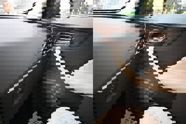 Used 2017 Jaguar F-PACE Prestige image 28