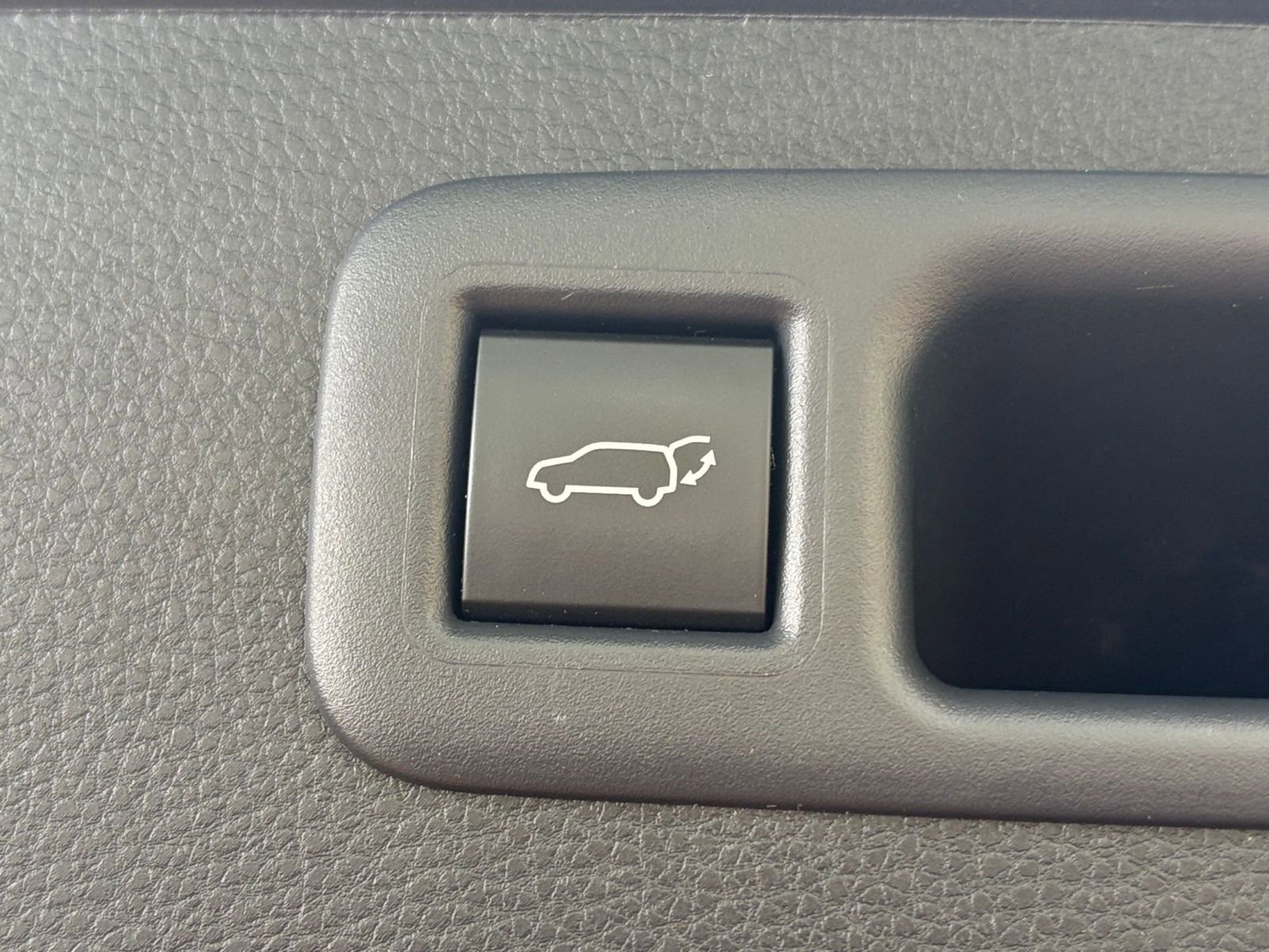 Used 2025 Toyota Highlander LE image 24
