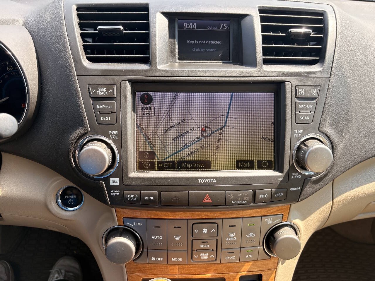 Used 2010 Toyota Highlander Limited AWD/4WD image 32