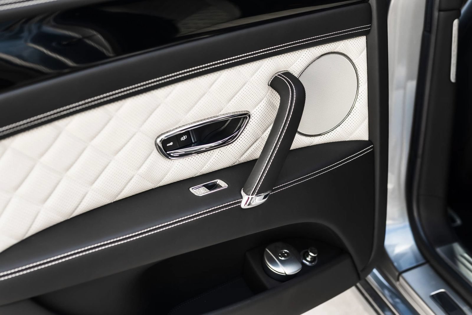 Used 2017 Bentley Flying Spur S V8 AWD/4WD image 38