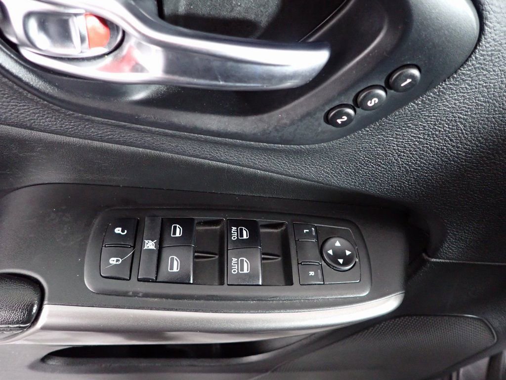 Used 2019 Jeep Cherokee Limited w/ Technology Group AWD/4WD image 25