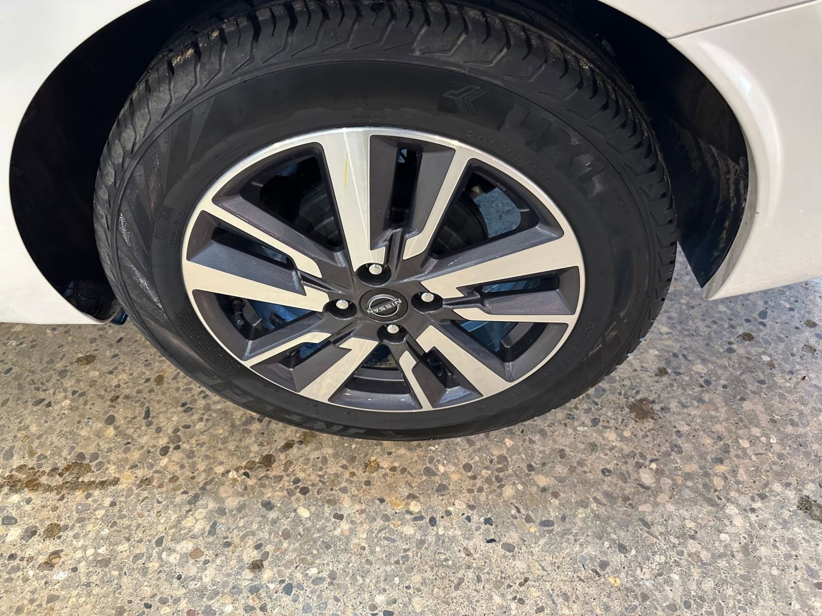 Used 2025 Nissan Versa SV image 29