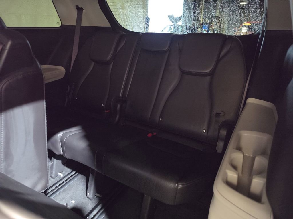 Used 2023 Kia Carnival LX FWD image 24
