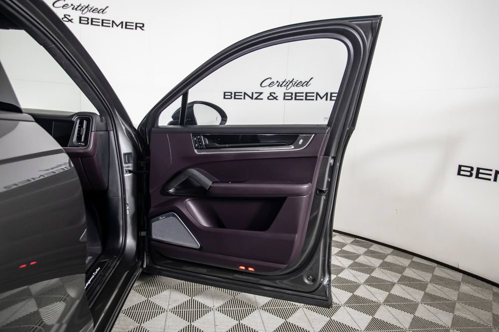 Used 2024 Porsche Cayenne Turbo AWD/4WD image 19