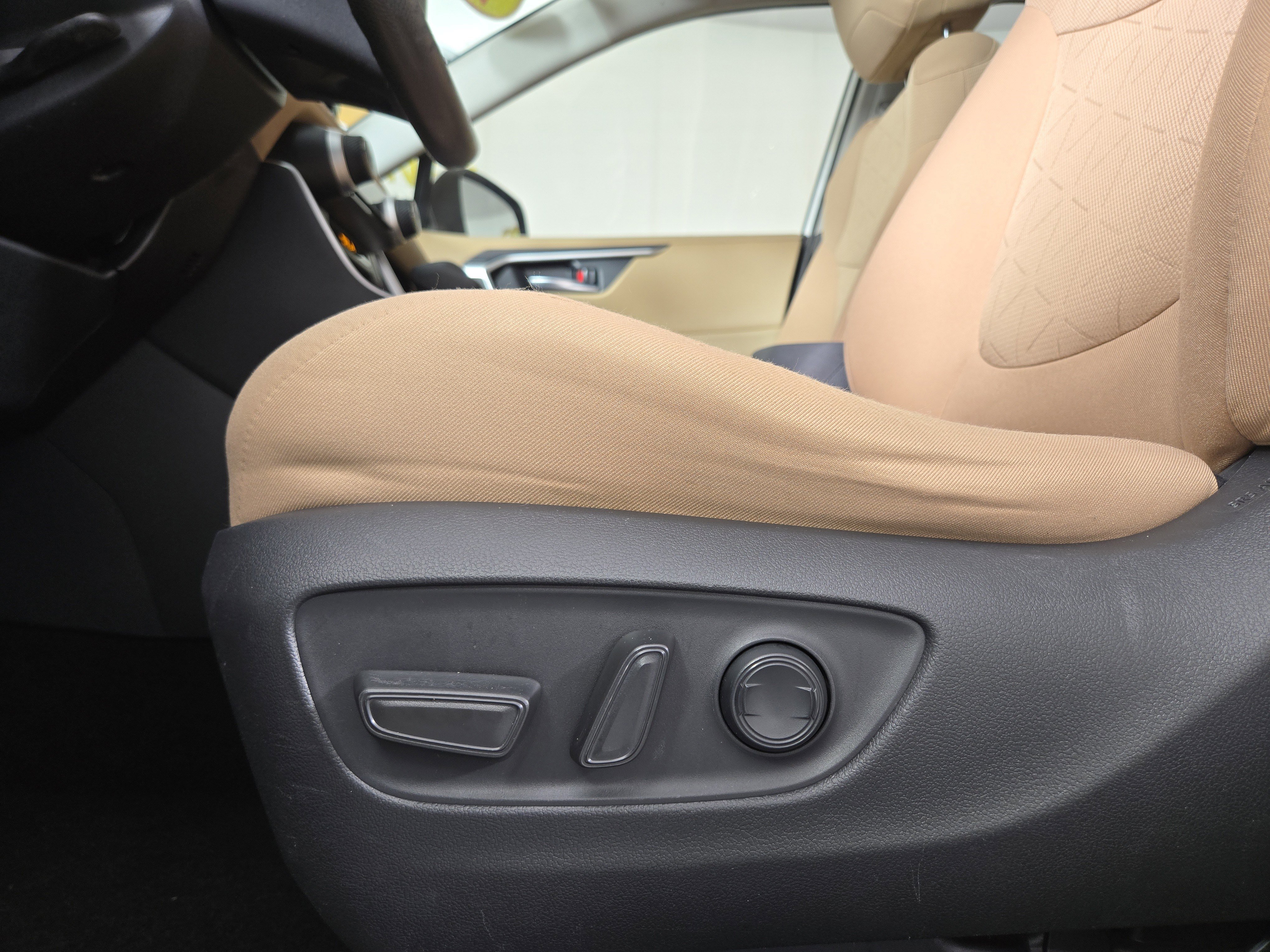 Used 2021 Toyota RAV4 XLE image 30