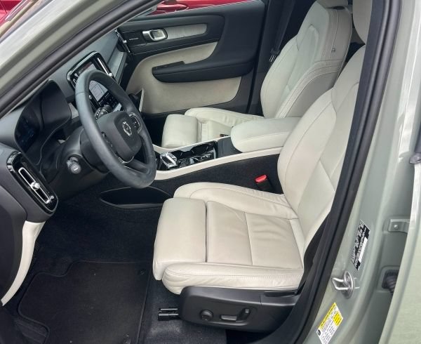 Used 2023 Volvo XC40 B5 Ultimate w/ Protection Package Premier AWD/4WD image 3