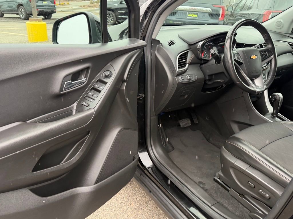 Used 2019 Chevrolet Trax LT w/ LT Convenience Package image 18