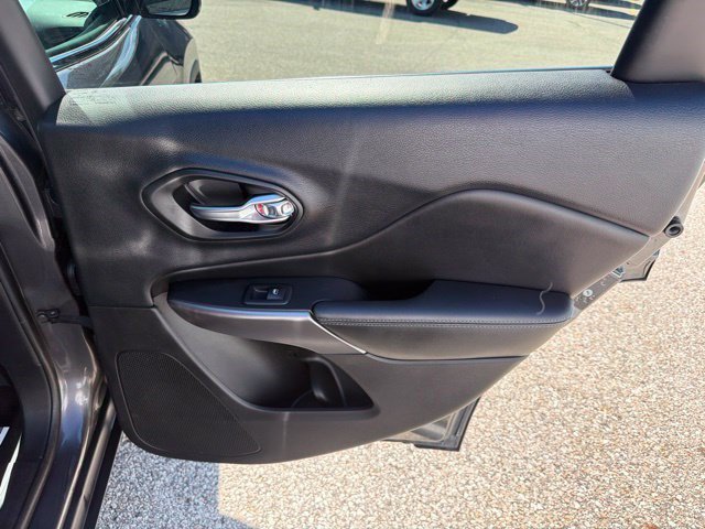 Used 2019 Jeep Cherokee Latitude Plus FWD image 17
