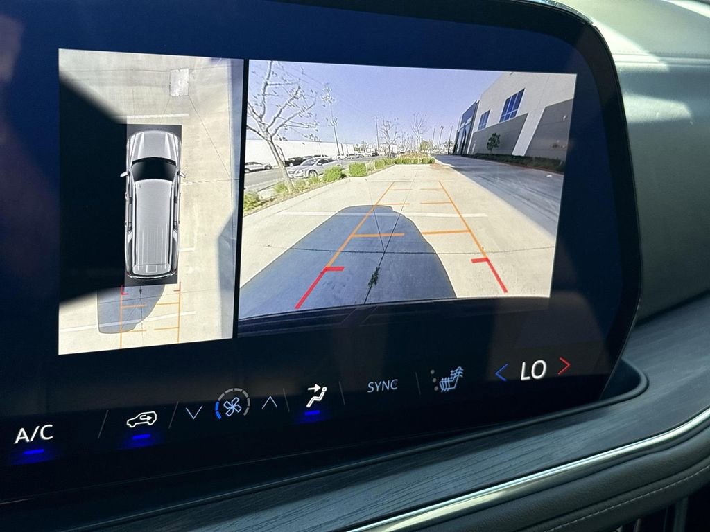 Used 2025 Chevrolet Suburban Z71 image 14