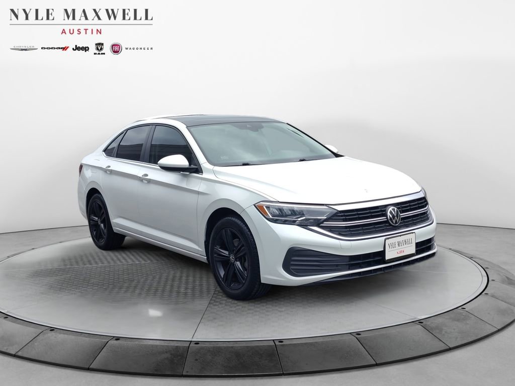 Used 2023 Volkswagen Jetta SE w/ Panoramic Sunroof Package image 2