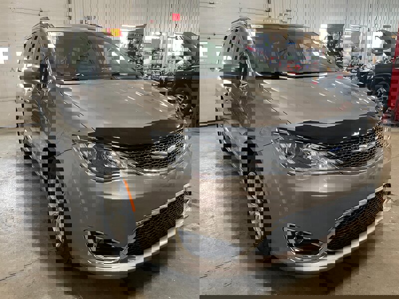 Used 2018 Chrysler Pacifica Touring-L image 4