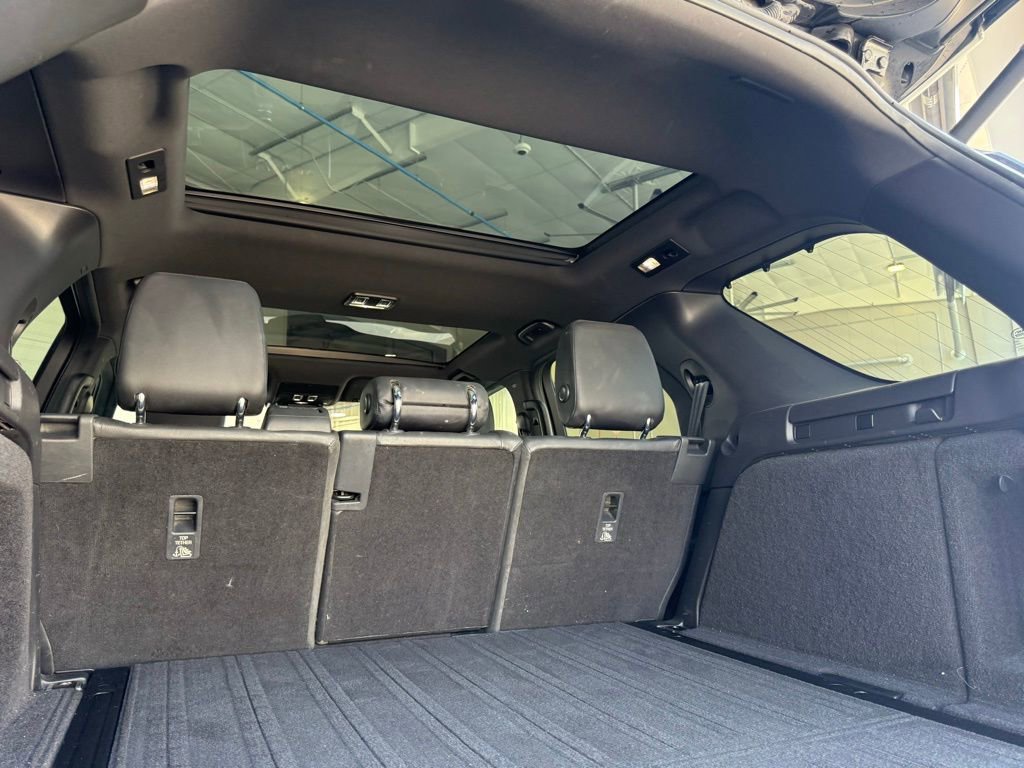 Used 2018 Land Rover Discovery SE image 16