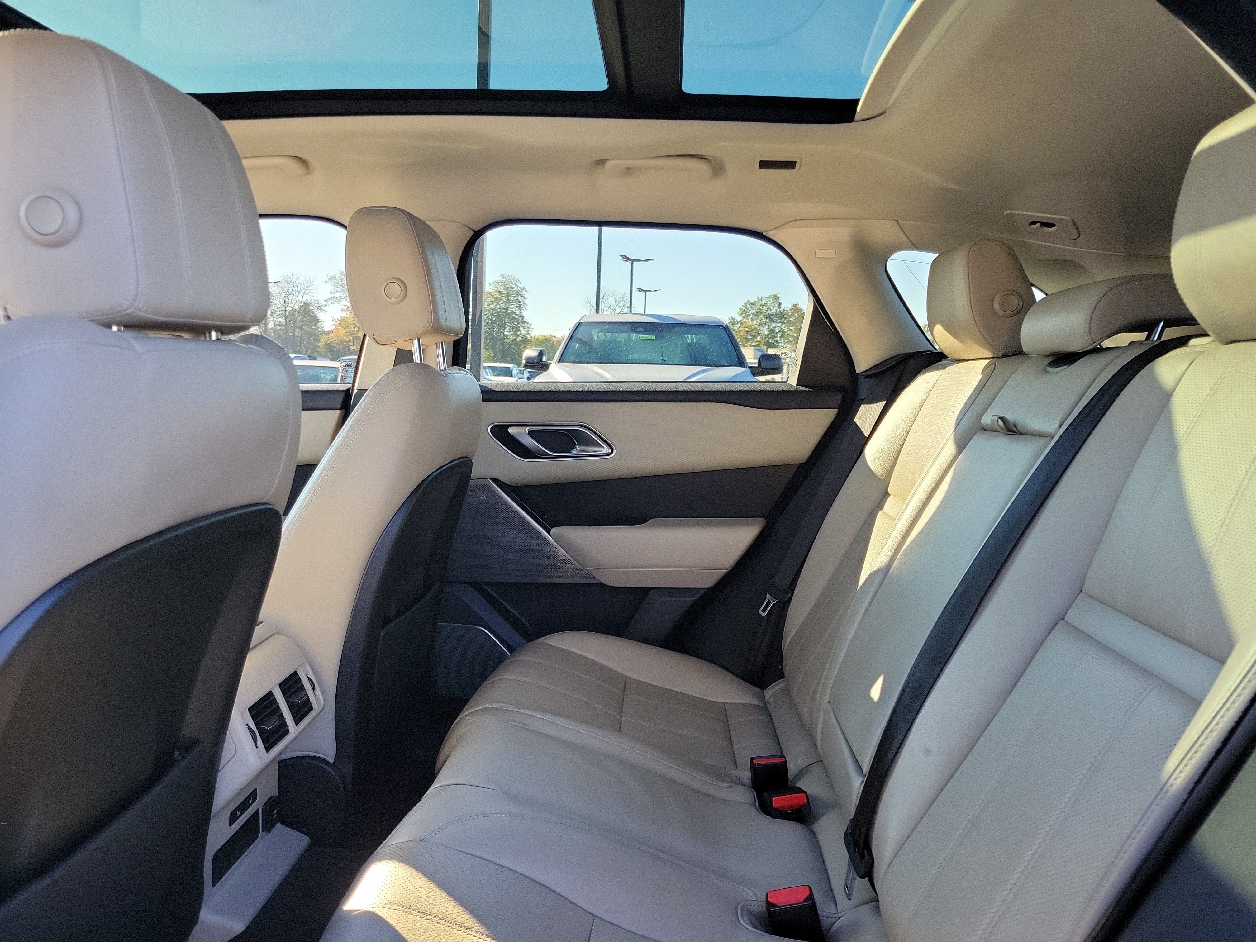 Used 2019 Land Rover Range Rover Velar R-Dynamic SE AWD/4WD image 11