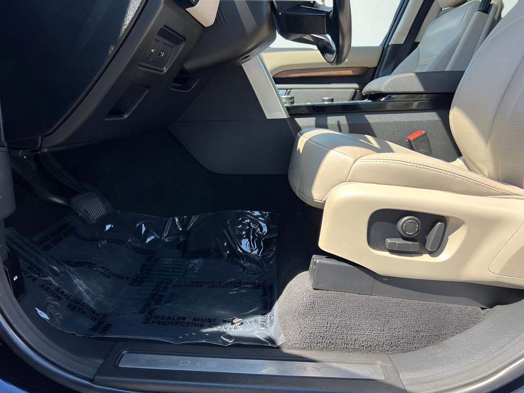 Used 2018 Land Rover Discovery HSE AWD/4WD image 48