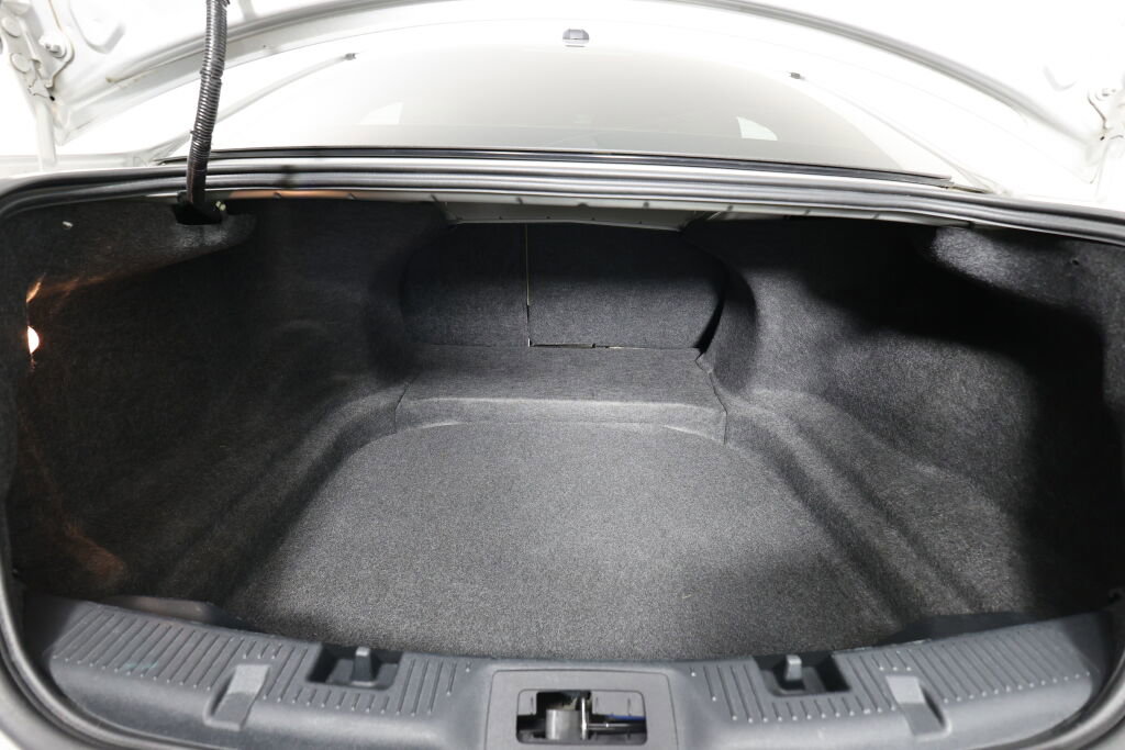 Used 2015 Ford Taurus SE image 18