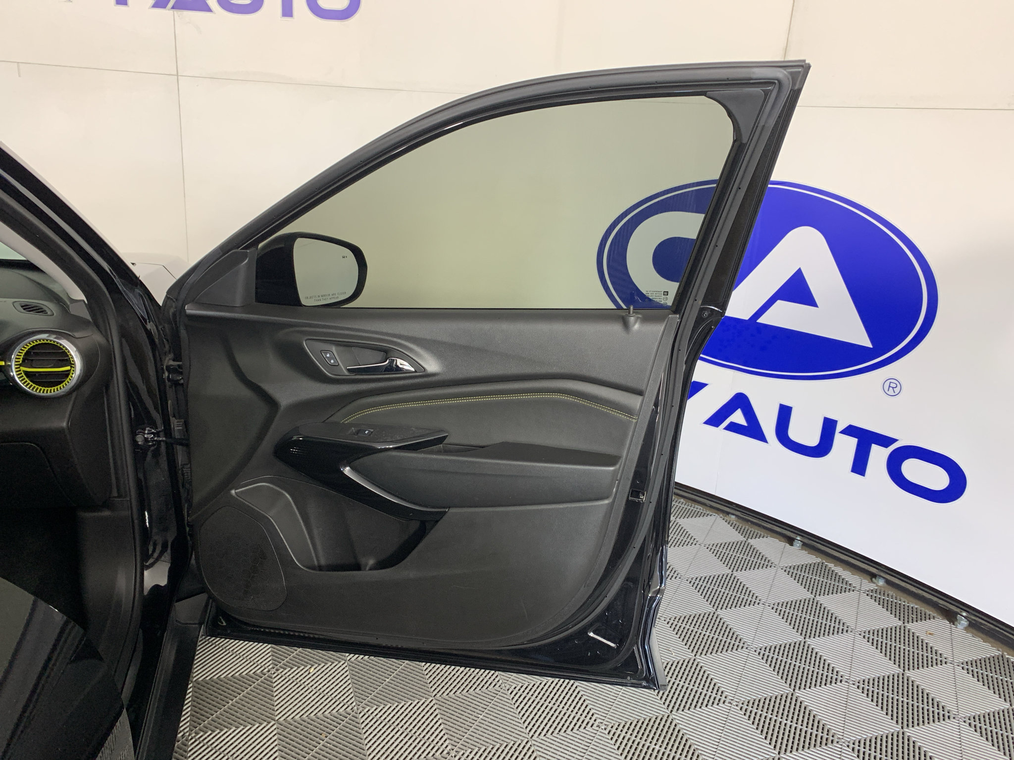 Used 2025 Chevrolet Trax ACTIV w/ Sunroof Package FWD image 37