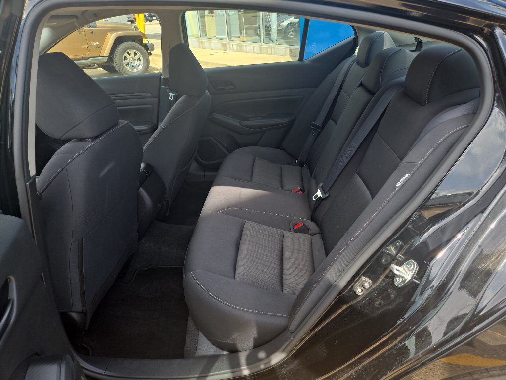 Used 2024 Nissan Altima 2.5 SV FWD image 7