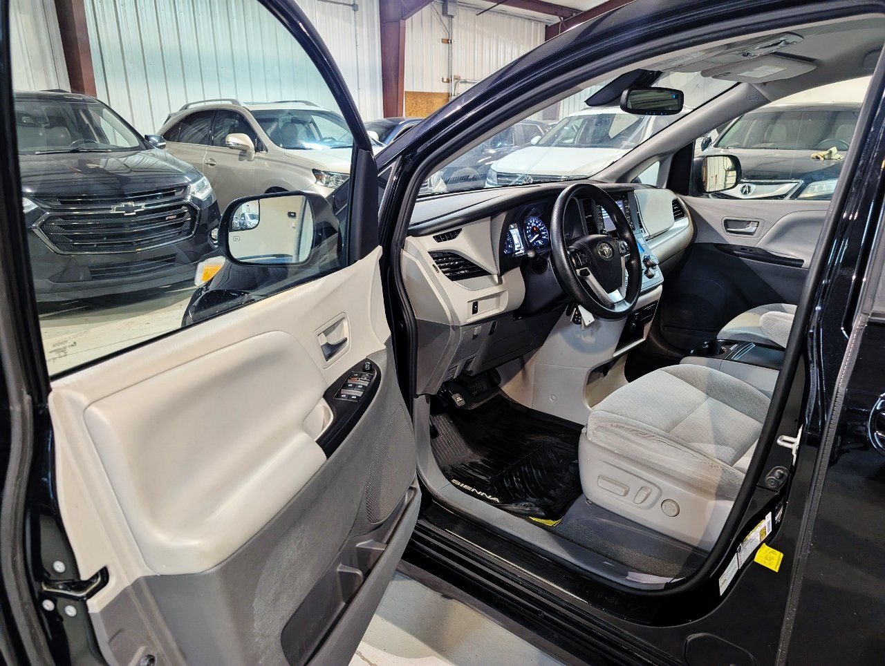 Used 2020 Toyota Sienna LE AWD/4WD image 14