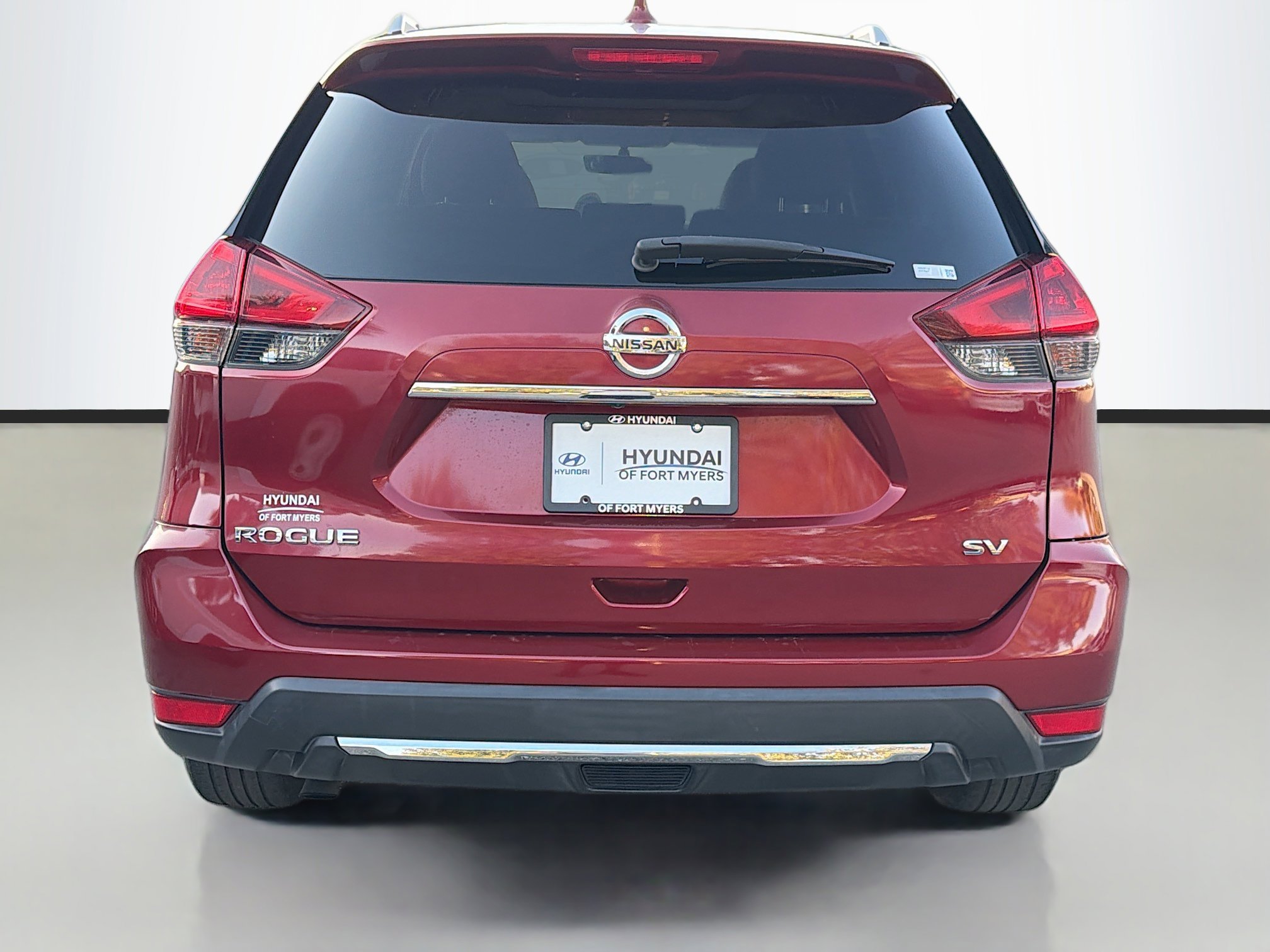 Used 2018 Nissan Rogue SV w/ Sun & Sound Touring Package image 4