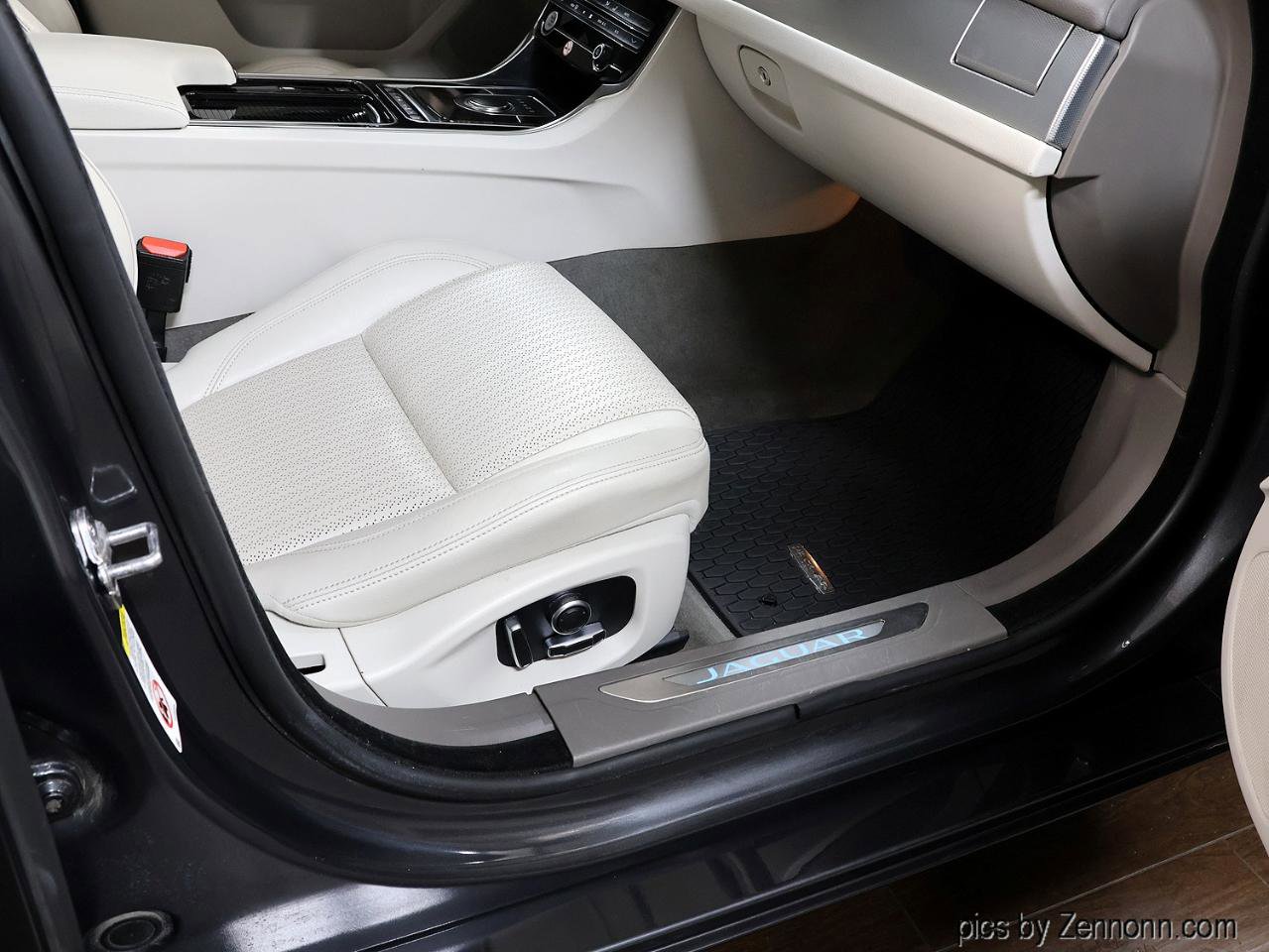 Used 2020 Jaguar XF Prestige image 34