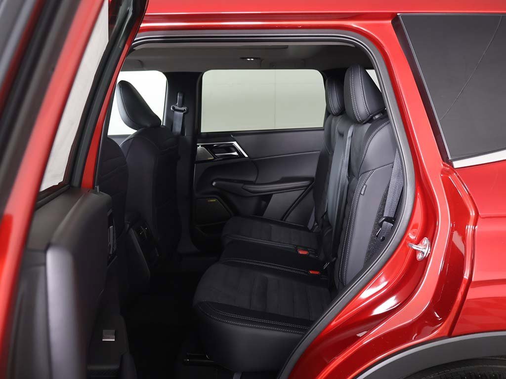 New 2025 Mitsubishi Outlander SE image 35