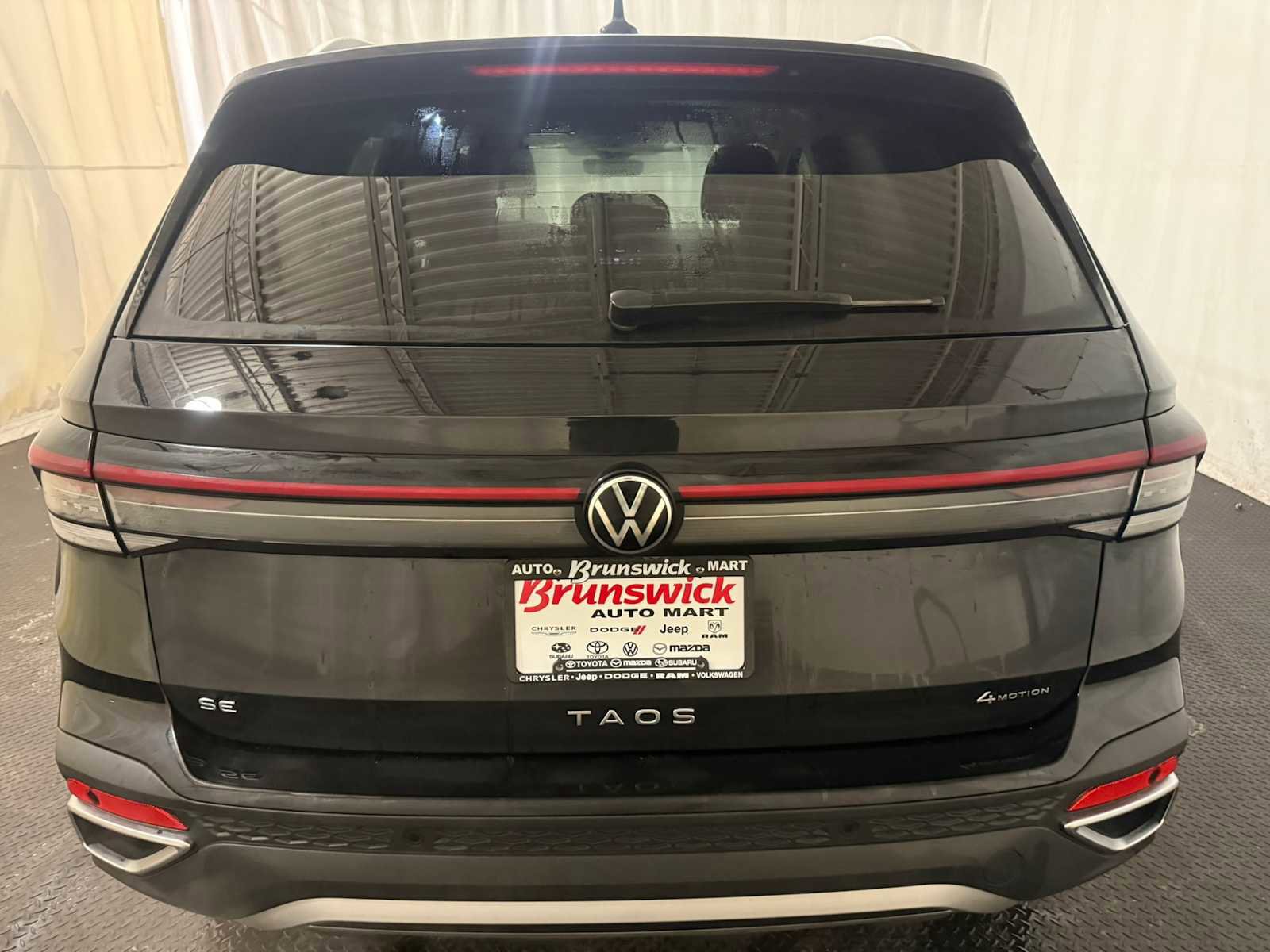 Certified 2025 Volkswagen Taos SE w/ Panoramic Sunroof Package image 15