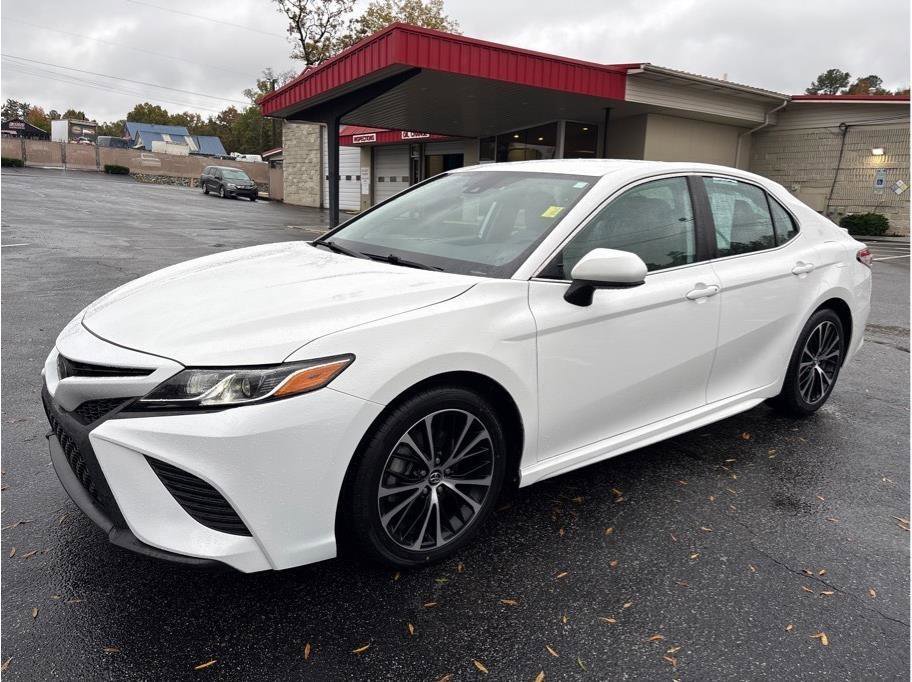 Used 2020 Toyota Camry SE FWD image 3