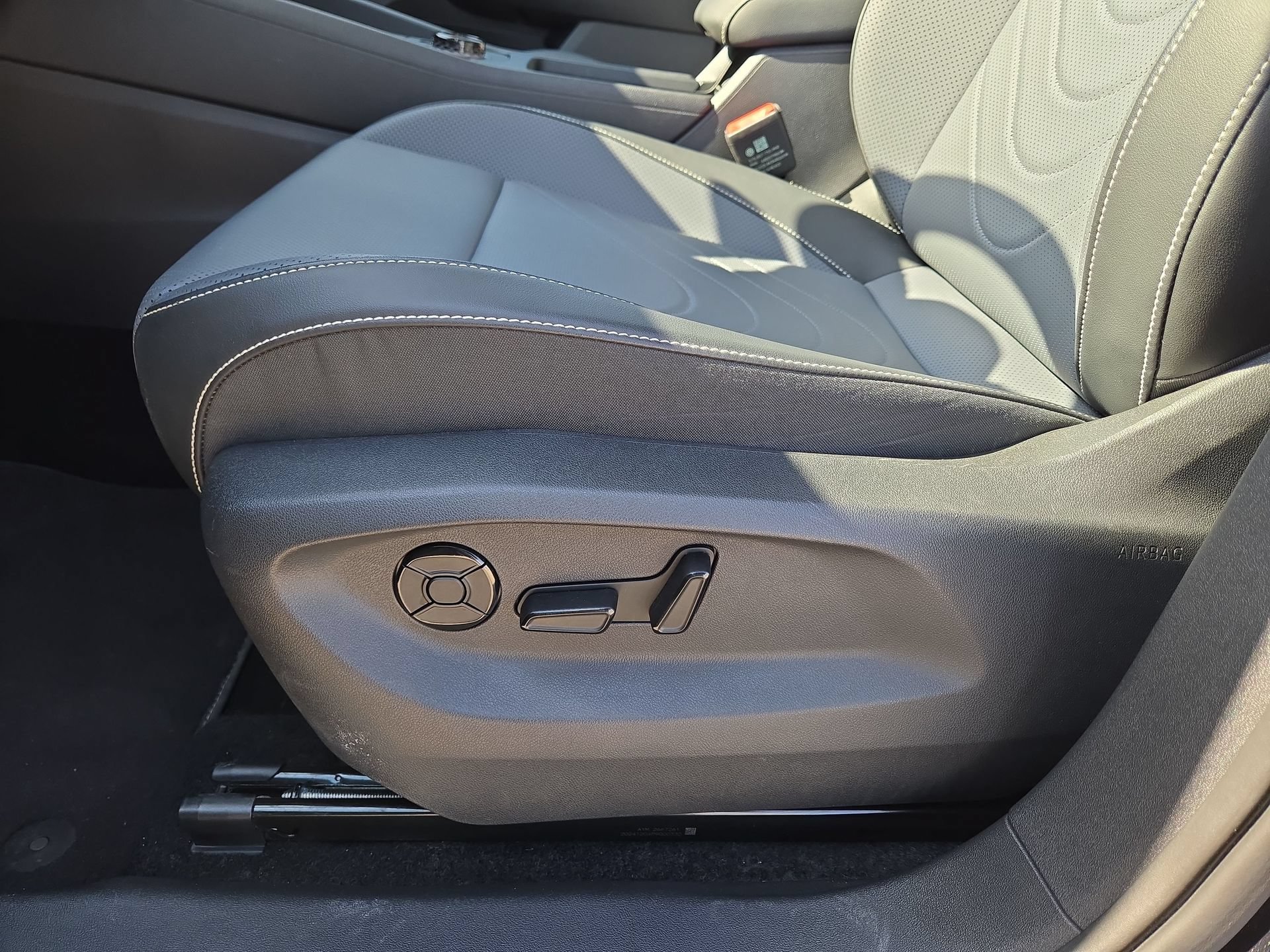 Used 2025 Volkswagen Tiguan SE FWD image 17