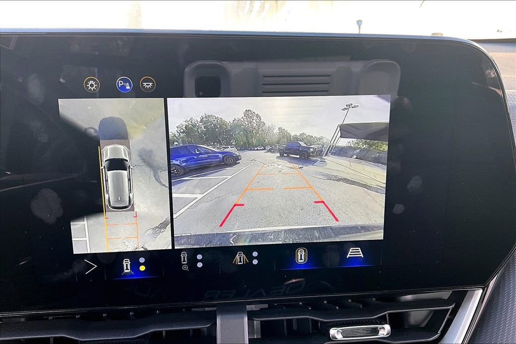 Used 2025 Chevrolet Equinox LT w/ Safety and Technology Package image 13