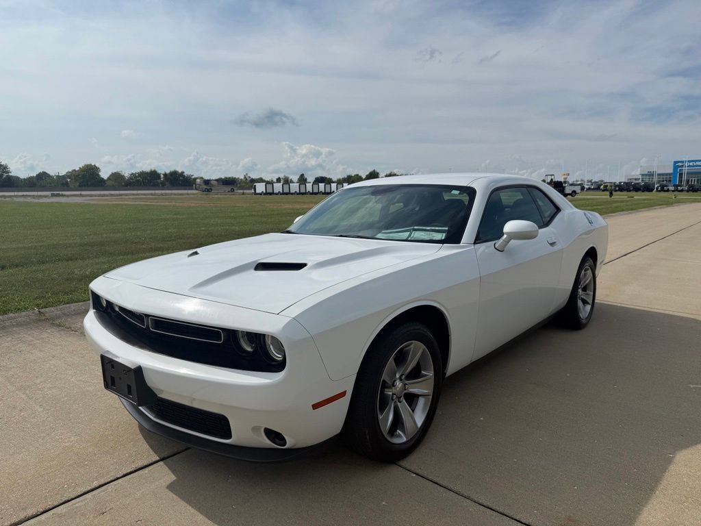 Used 2016 Dodge Challenger SXT w/ Driver Convenience Group RWD image 9