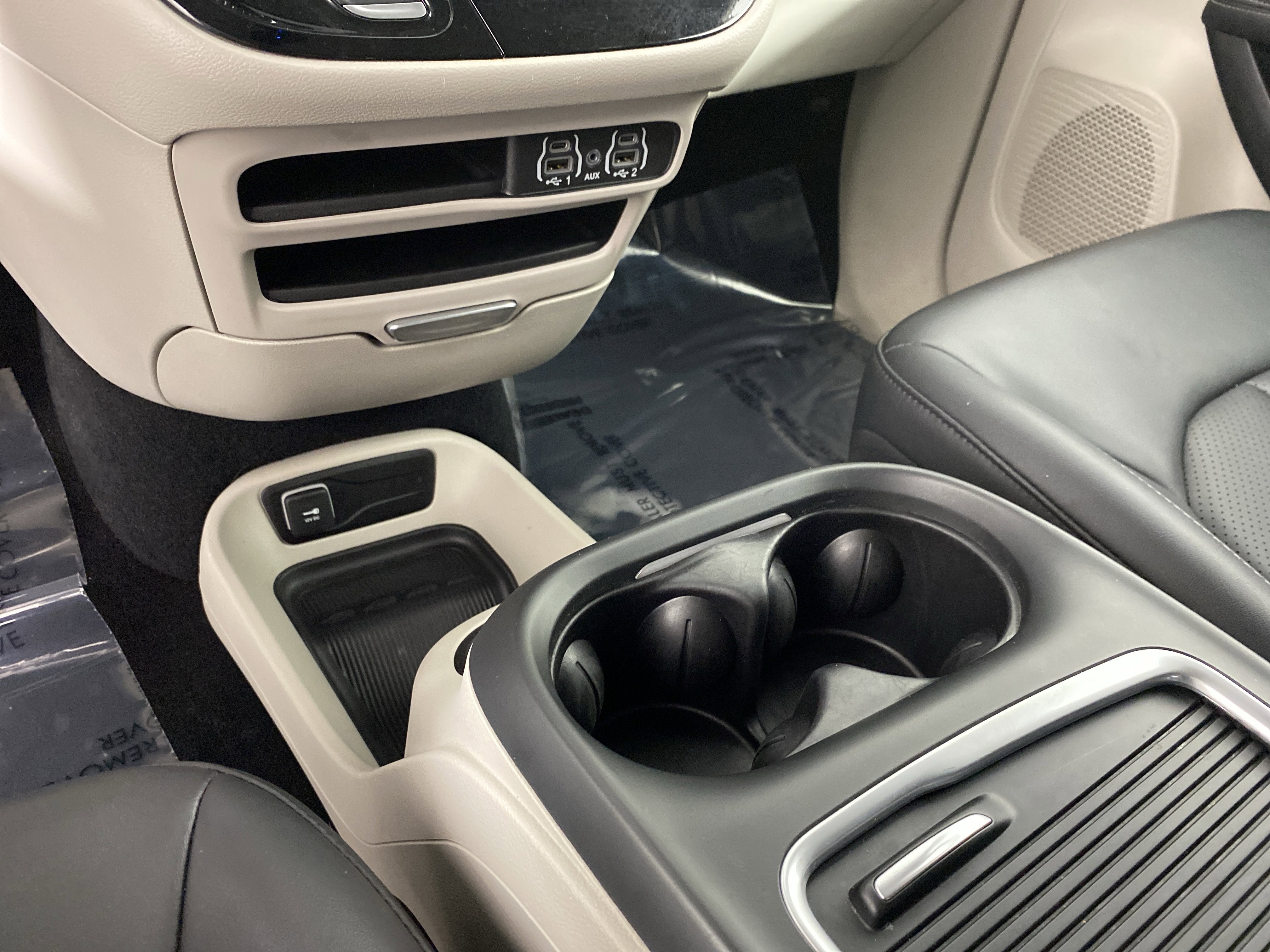 Used 2024 Chrysler Pacifica Touring-L image 39