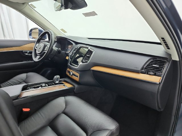 Used 2025 Volvo XC90 B5 Plus w/ Protection Package Premier AWD/4WD image 21