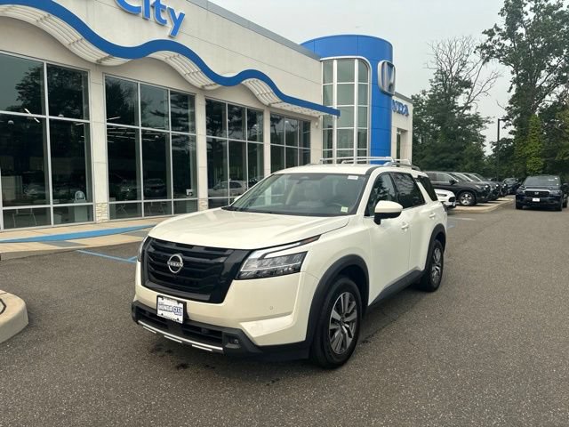Used 2023 Nissan Pathfinder SL w/ Black Appearance Package AWD/4WD image 4