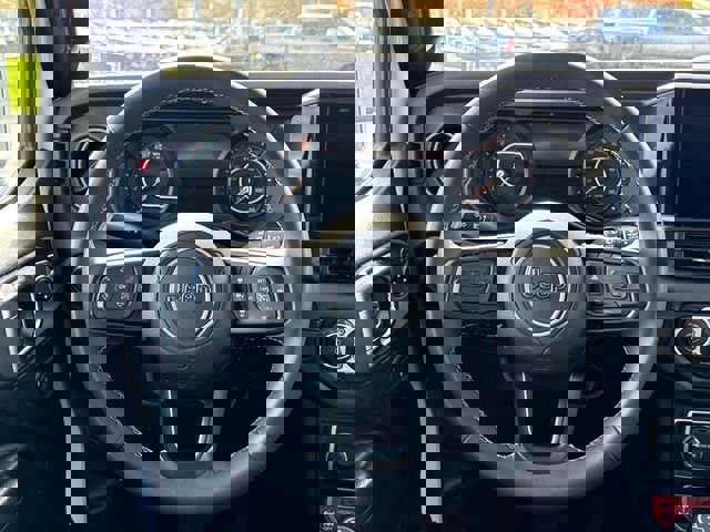 Used 2025 Jeep Wrangler Unlimited Rubicon image 14