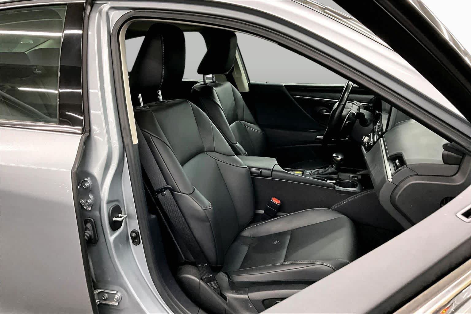 Used 2025 Lexus ES 300h w/ Premium Package FWD image 9