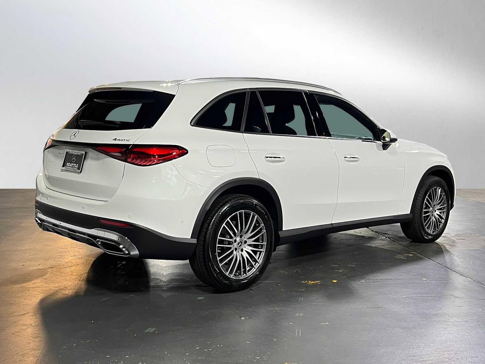 Used 2025 Mercedes-Benz GLC 300 4MATIC image 3