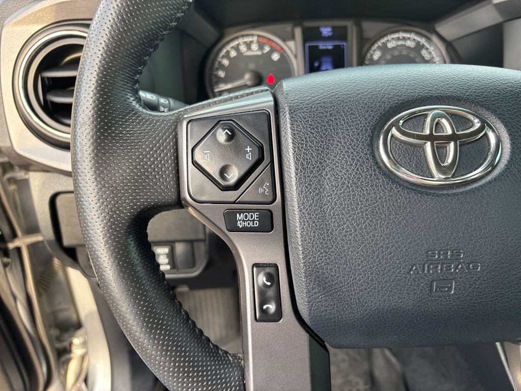 Used 2020 Toyota Tacoma TRD Off-Road w/ Blackout Package AWD/4WD image 15