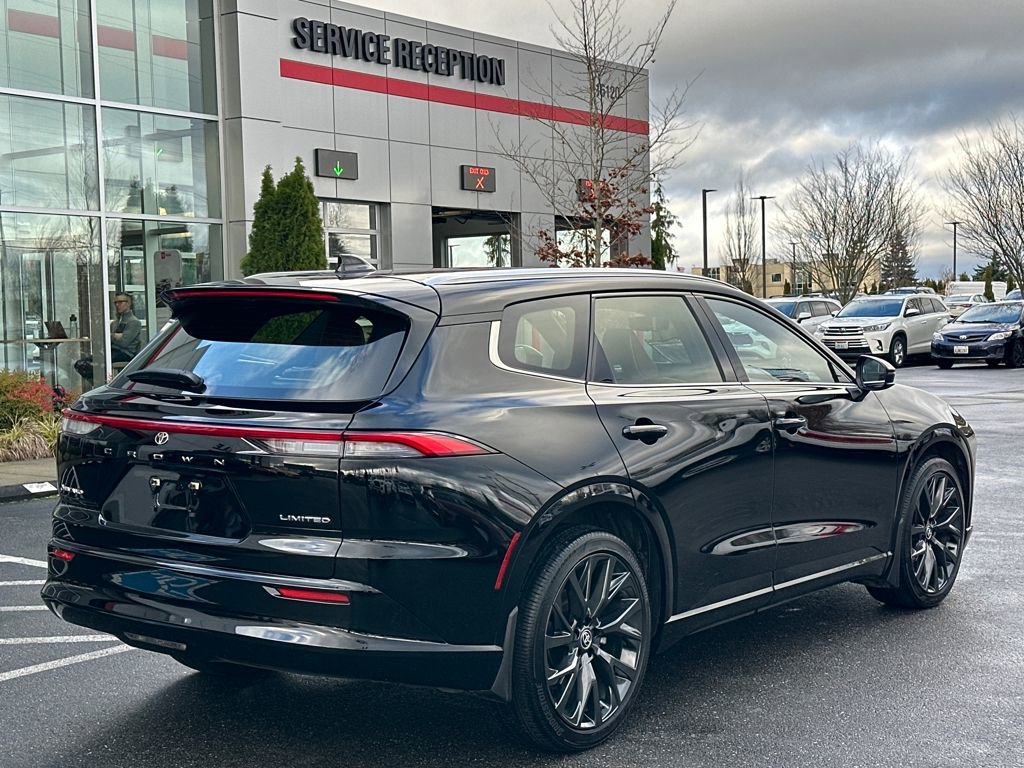 Used 2025 Toyota Crown Signia Limited image 3