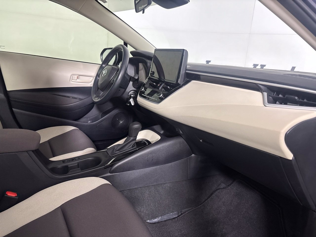 Used 2025 Toyota Corolla LE FWD image 31