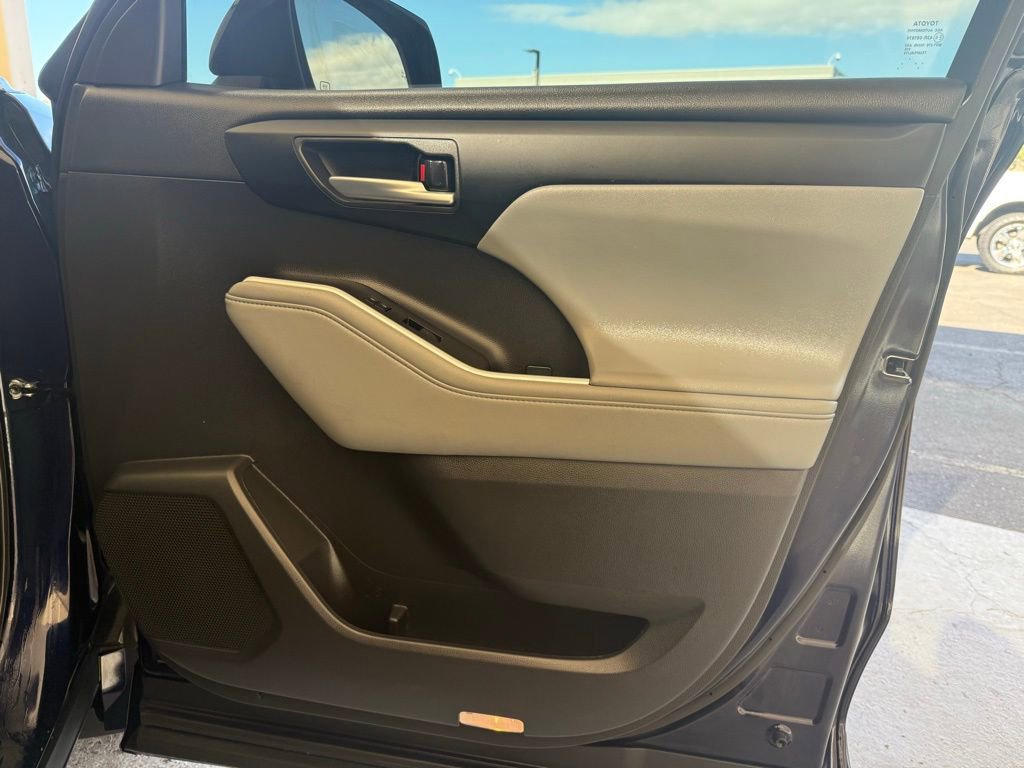 Used 2025 Toyota Highlander XLE image 15